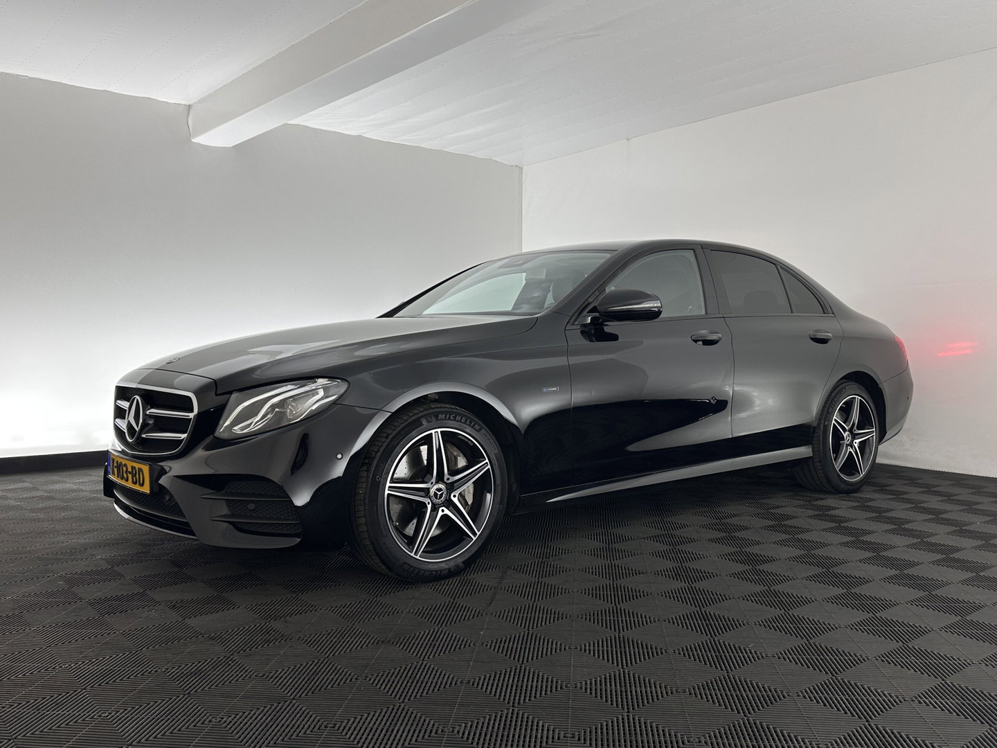 Mercedes-Benz E-Klasse 350 e Business Solution AMG Aut. *LEATHER-FABRIC | FULL-LED | AMBIENT-LIGHT | CAMERA | NAVI-FULLMAP | HEATED-SPORTSEATS | PRIVACY-GLASS | SHIFT-PADDLES | ECC | PDC | CRUISE | 18''ALU*