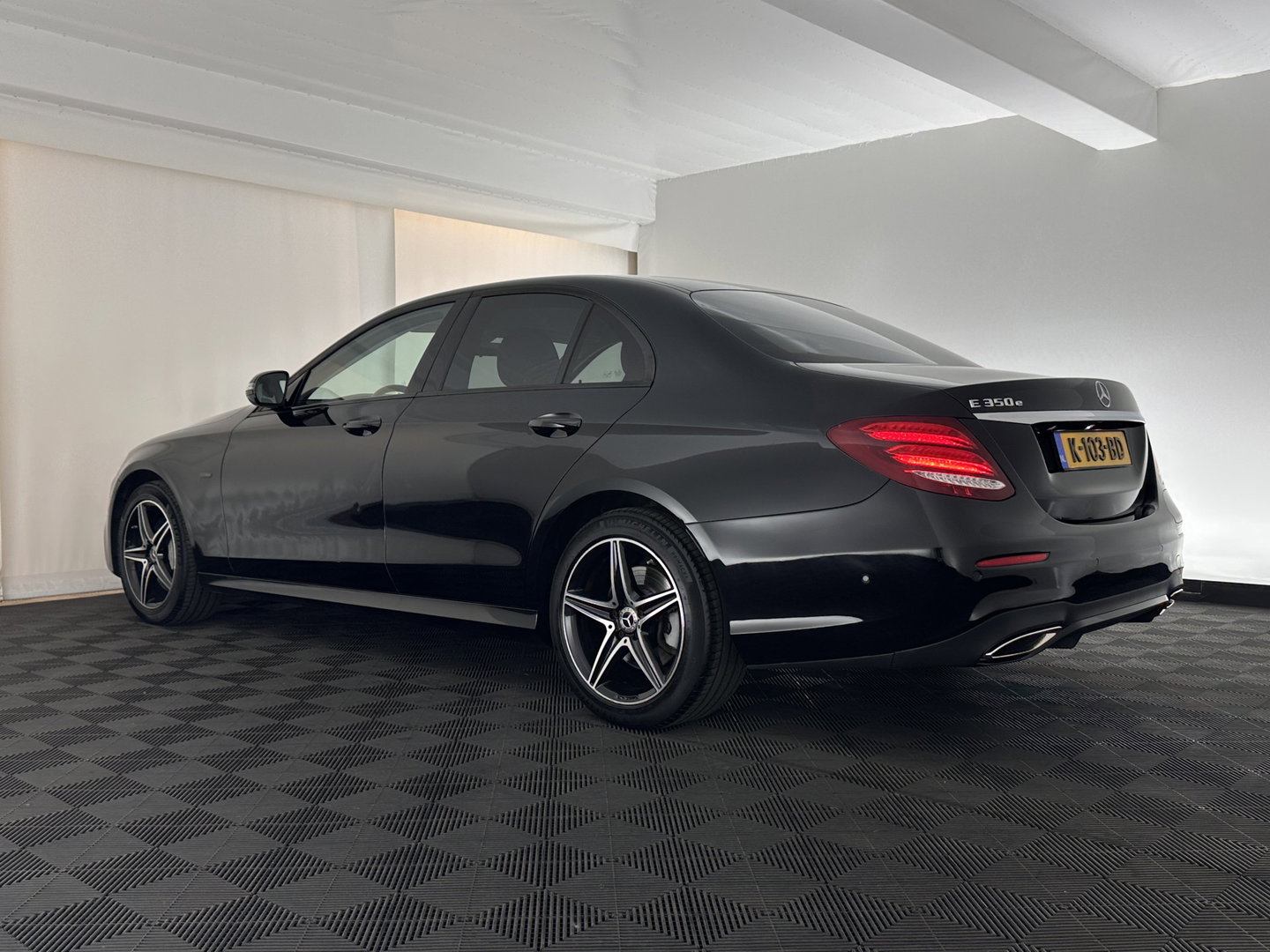 Mercedes-Benz E-Klasse 350 e Business Solution AMG Aut. *LEATHER-FABRIC | FULL-LED | AMBIENT-LIGHT | CAMERA | NAVI-FULLMAP | HEATED-SPORTSEATS | PRIVACY-GLASS | SHIFT-PADDLES | ECC | PDC | CRUISE | 18''ALU*