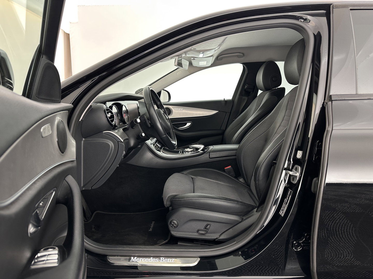 Mercedes-Benz E-Klasse 350 e Business Solution AMG Aut. *LEATHER-FABRIC | FULL-LED | AMBIENT-LIGHT | CAMERA | NAVI-FULLMAP | HEATED-SPORTSEATS | PRIVACY-GLASS | SHIFT-PADDLES | ECC | PDC | CRUISE | 18''ALU*