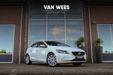 Volvo V40 - 2.0 D2 Momentum | NL auto | Sportstuur | Cruise control | Bluetooth | Navigatie | Climate control | Stoelverwarming | 17 inch | Origineel | Parkeersensoren | Trekhaak