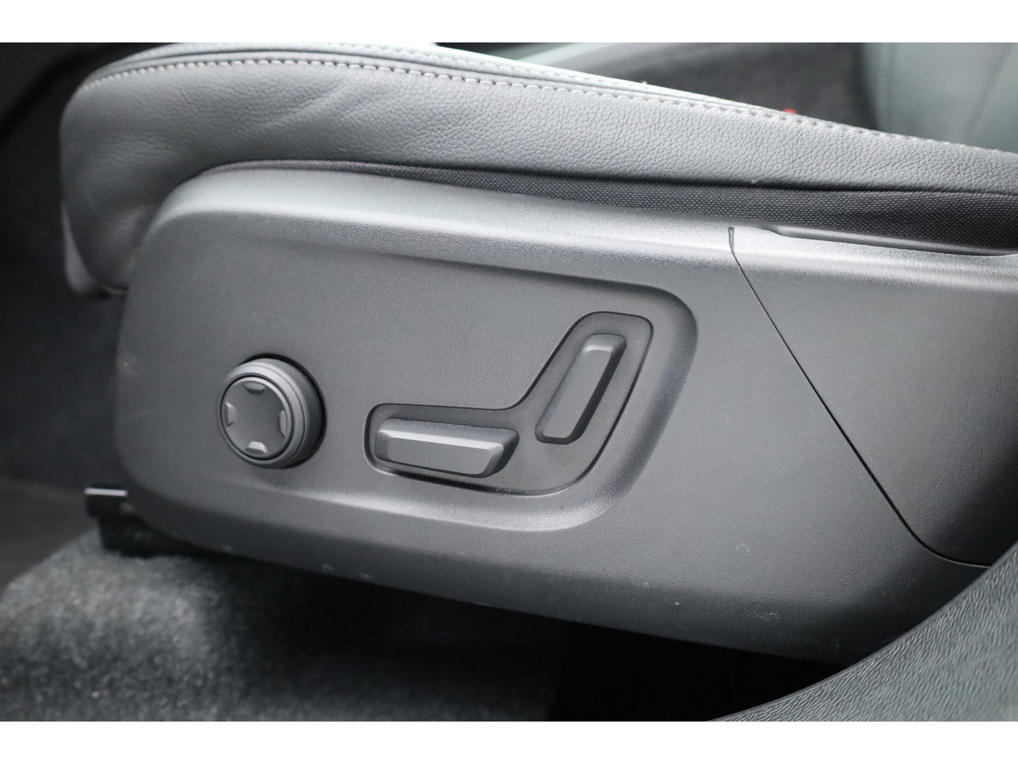 Volvo XC40 2.0 B3 Ultra Dark | Pano-dak | 360 camera | Leer | Pixel LED | ACC | Blis