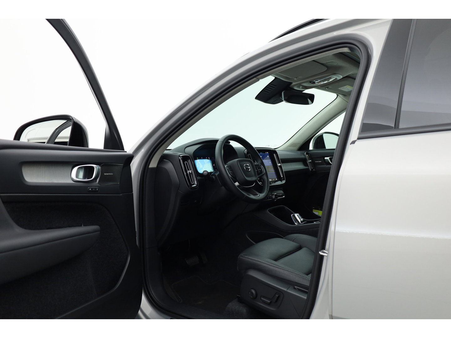 Volvo XC40 2.0 B3 Ultra Dark | Pano-dak | 360 camera | Leer | Pixel LED | ACC | Blis