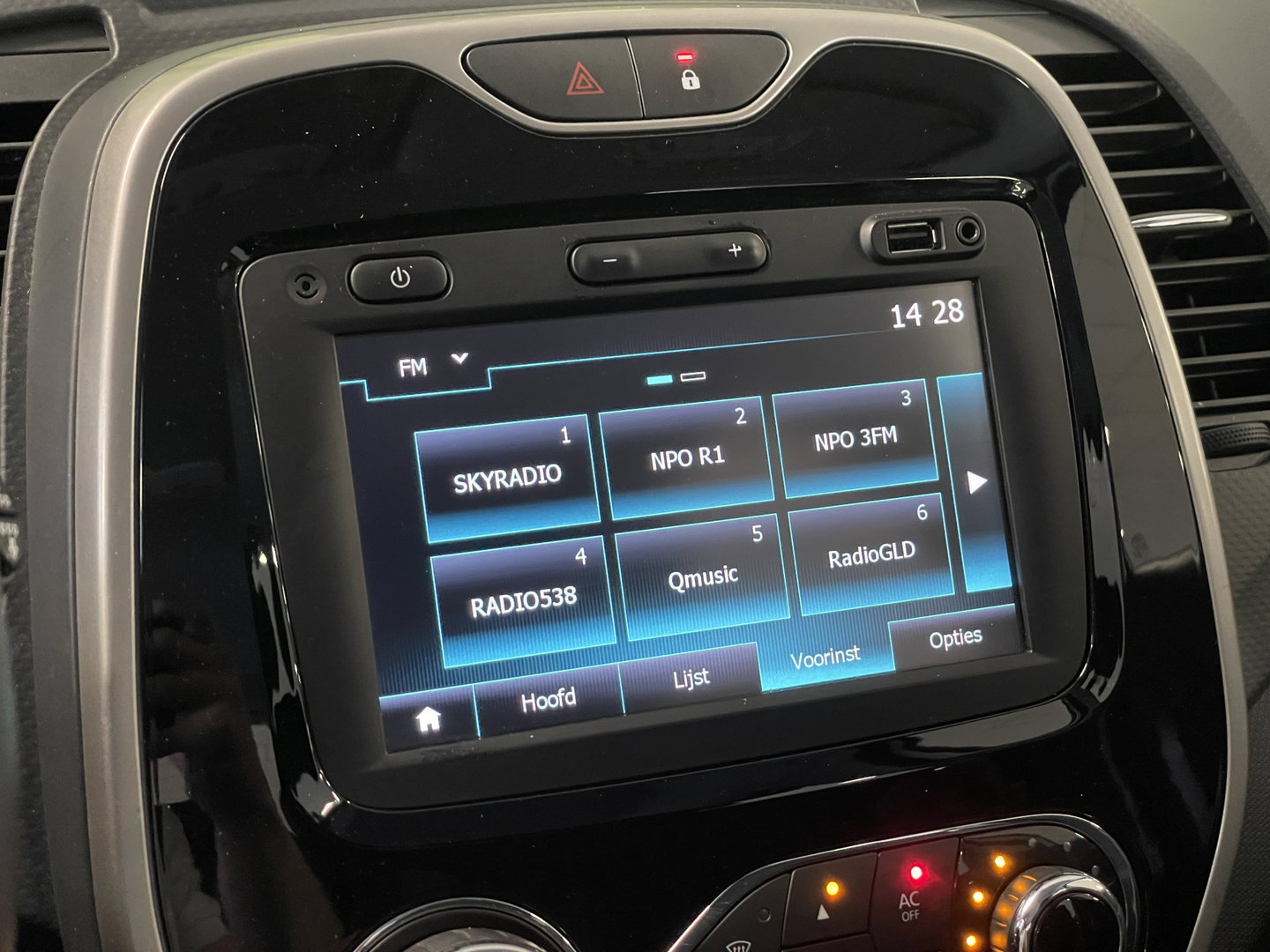 Renault Captur 0.9 TCe Dynamique | Trekhaak | Bluetooth | Airconditioning | Parkeersensoren | Keyless | 17'' Lichtmetaal | USB |