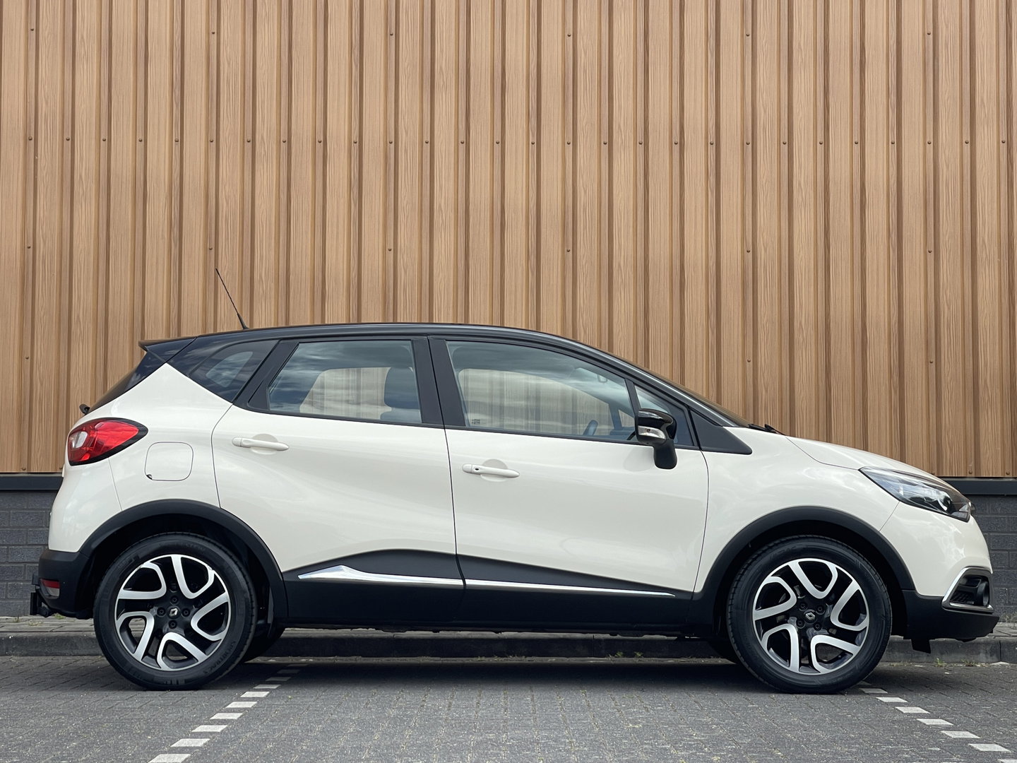 Renault Captur 0.9 TCe Dynamique | Trekhaak | Bluetooth | Airconditioning | Parkeersensoren | Keyless | 17'' Lichtmetaal | USB |