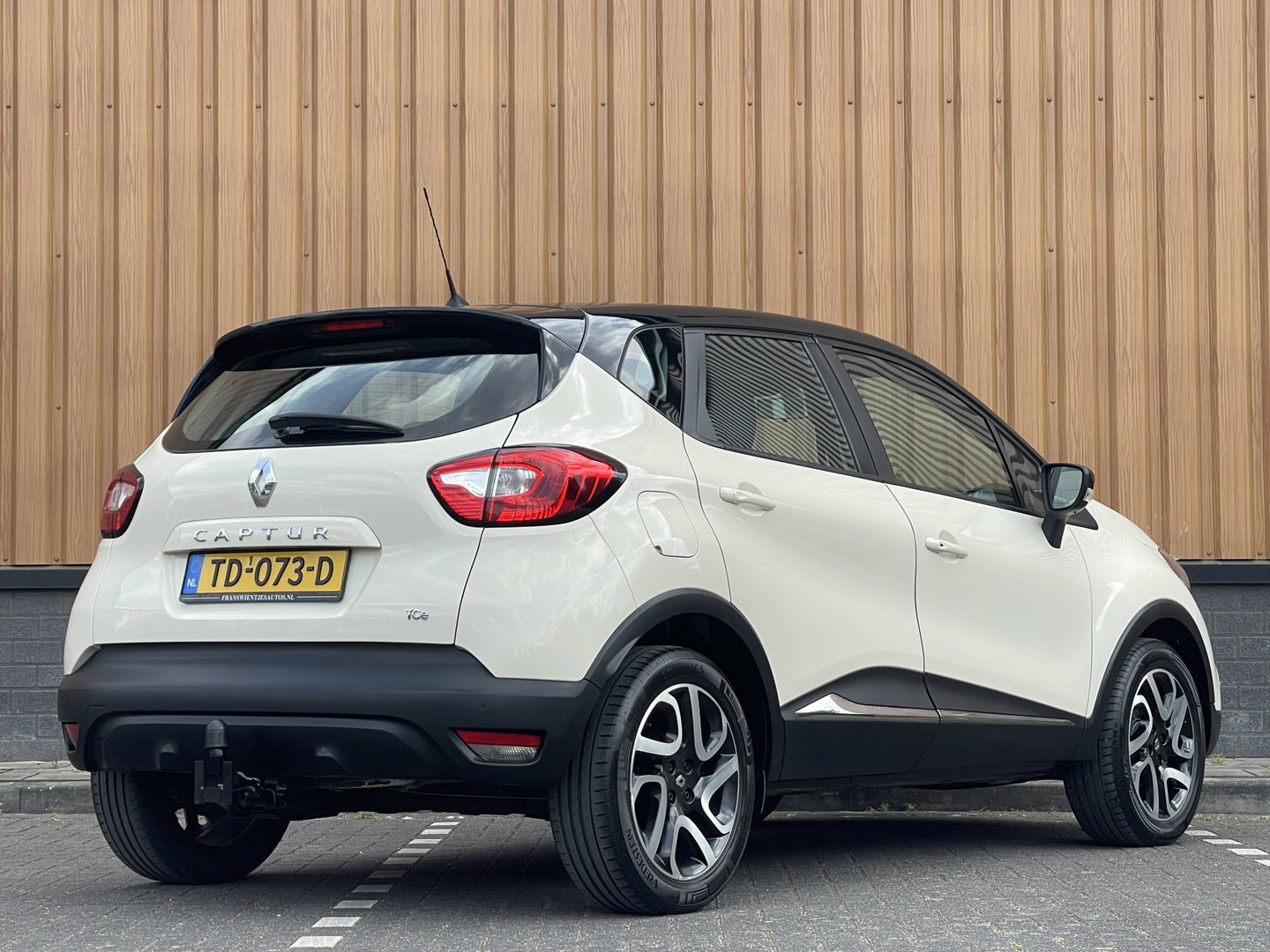 Renault Captur 0.9 TCe Dynamique | Trekhaak | Bluetooth | Airconditioning | Parkeersensoren | Keyless | 17'' Lichtmetaal | USB |