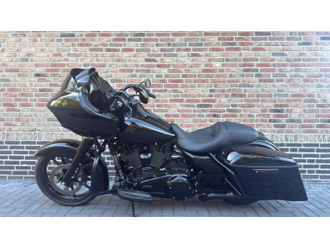 Harley Davidson 114 FLTRX Road Glide CVO Black Out 