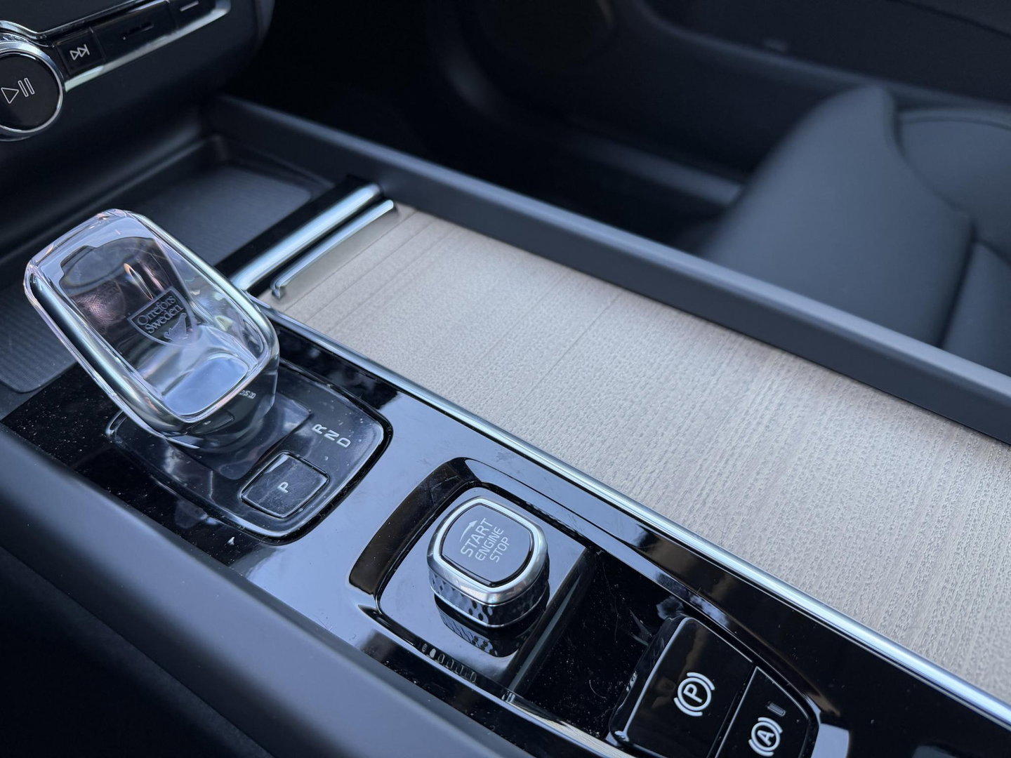 Volvo XC60 2.0 T8 Plug-in hybrid AWD Ultra Dark Facelift model l 360 l stoel verwarming l 455pk