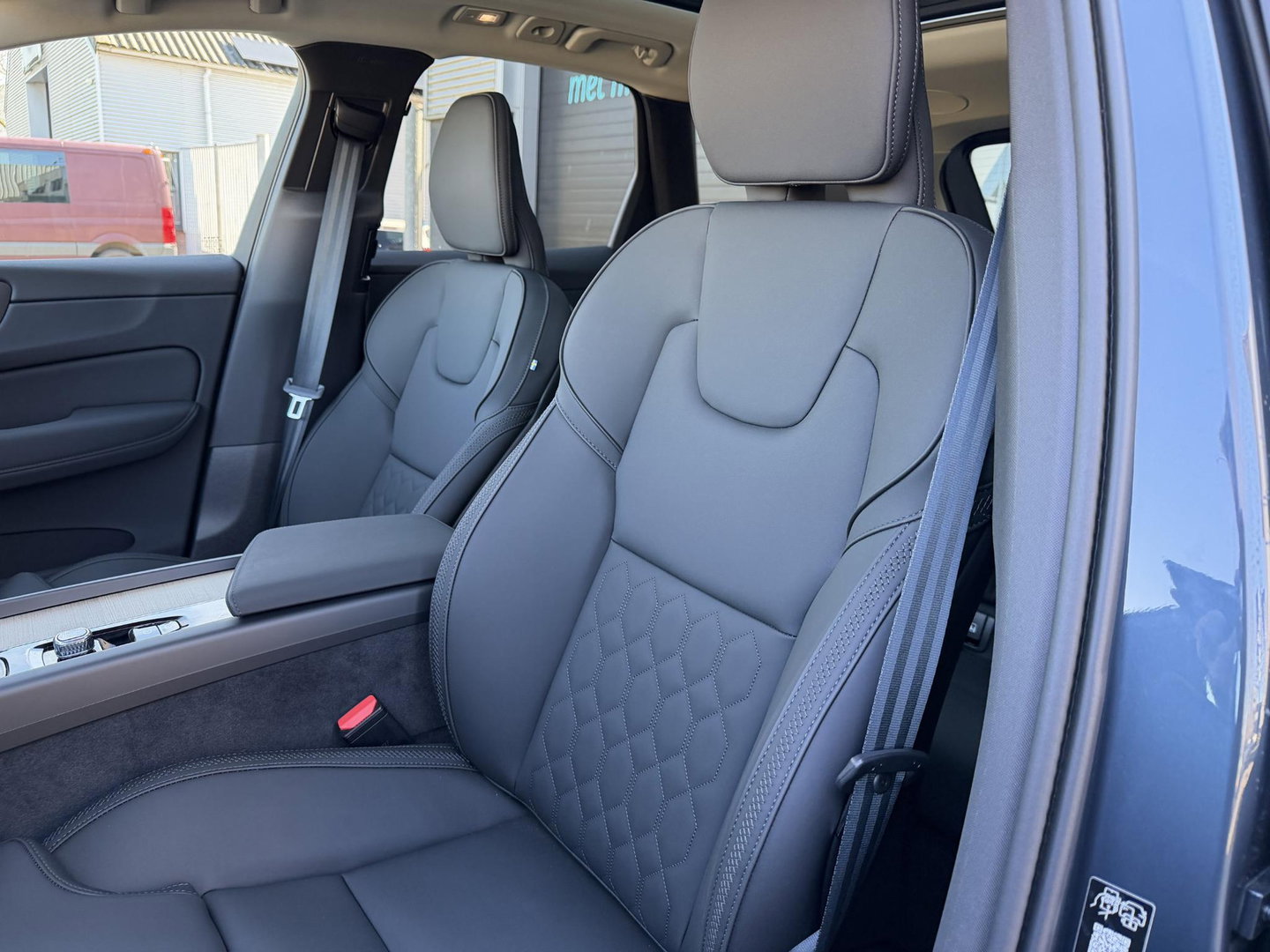 Volvo XC60 2.0 T8 Plug-in hybrid AWD Ultra Dark Facelift model l 360 l stoel verwarming l 455pk