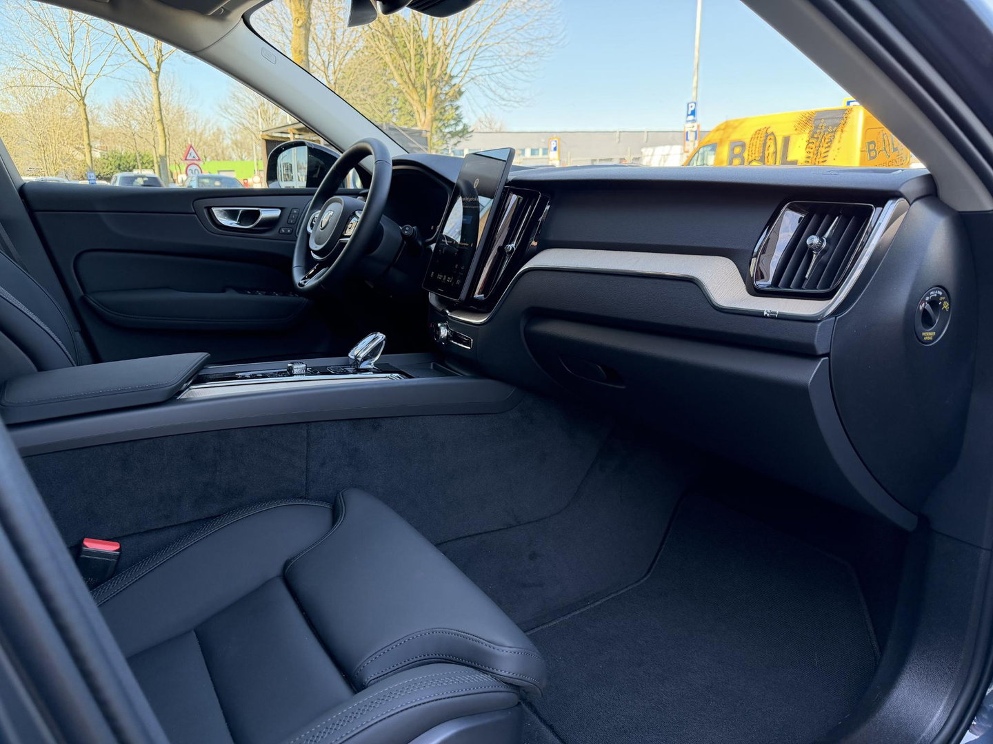 Volvo XC60 2.0 T8 Plug-in hybrid AWD Ultra Dark Facelift model l 360 l stoel verwarming l 455pk