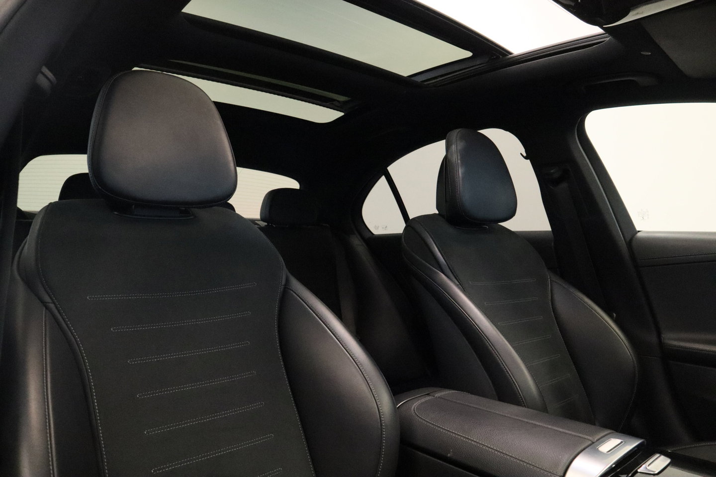 Mercedes-Benz C-Klasse 300 4MATIC AMG Line Burmester ACC Lane Assist Camera 24 Maanden garantie* (Vraag naar de voorwaarden)