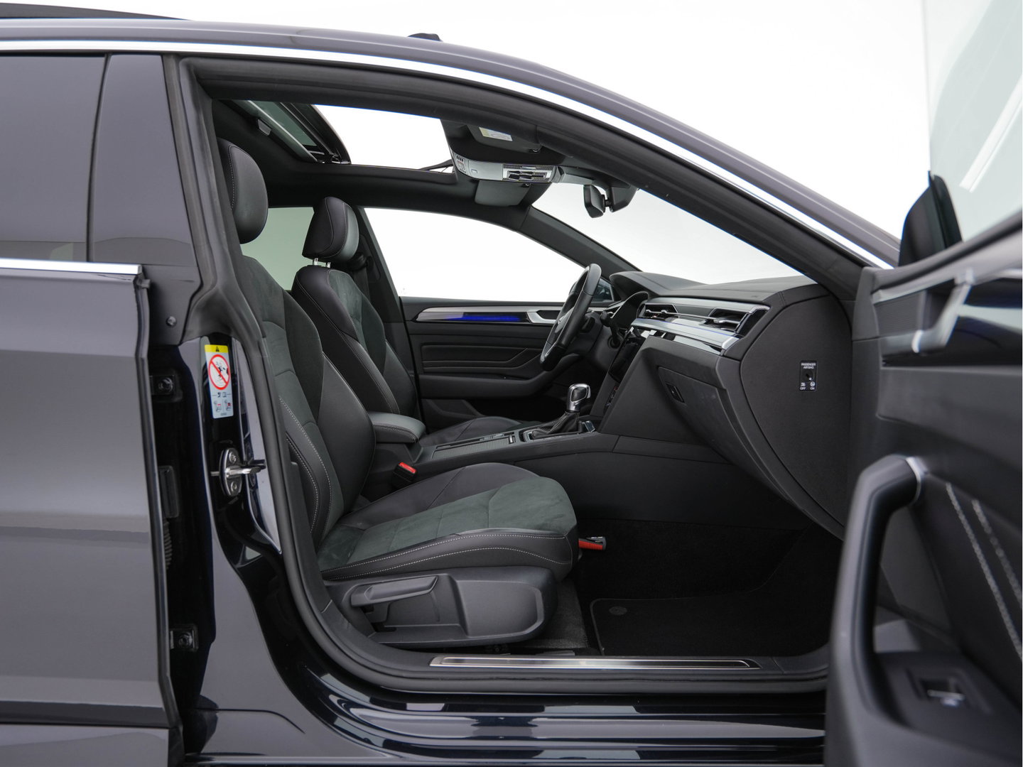 Volkswagen Arteon 1.4 TSI eHybrid R-Line Business+ (INCL.BTW) *PANO | HEAD-UP | LEATHER-MICROFIBRE | FULL-LED | TOP-VIEW | ADAPTIVE-CRUISE | BLINDSPOT | HEATED-SPORTSEATS | KEYLESS | NAVI-FULLMAP | PRIVACY-GLASS | SHIFT-PADDLES | DIGI-COCKPIT