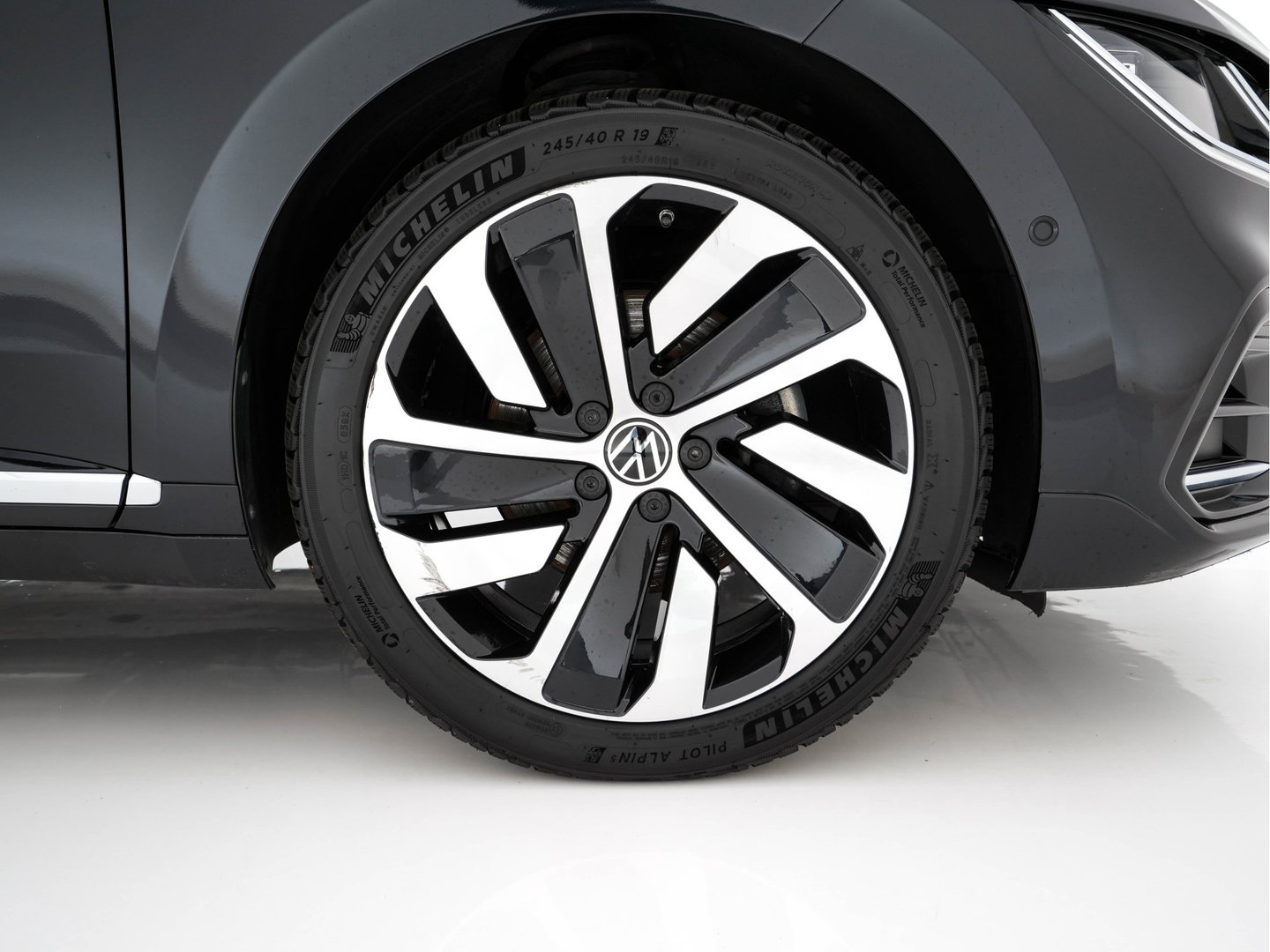 Volkswagen Arteon 1.4 TSI eHybrid R-Line Business+ (INCL.BTW) *PANO | HEAD-UP | LEATHER-MICROFIBRE | FULL-LED | TOP-VIEW | ADAPTIVE-CRUISE | BLINDSPOT | HEATED-SPORTSEATS | KEYLESS | NAVI-FULLMAP | PRIVACY-GLASS | SHIFT-PADDLES | DIGI-COCKPIT