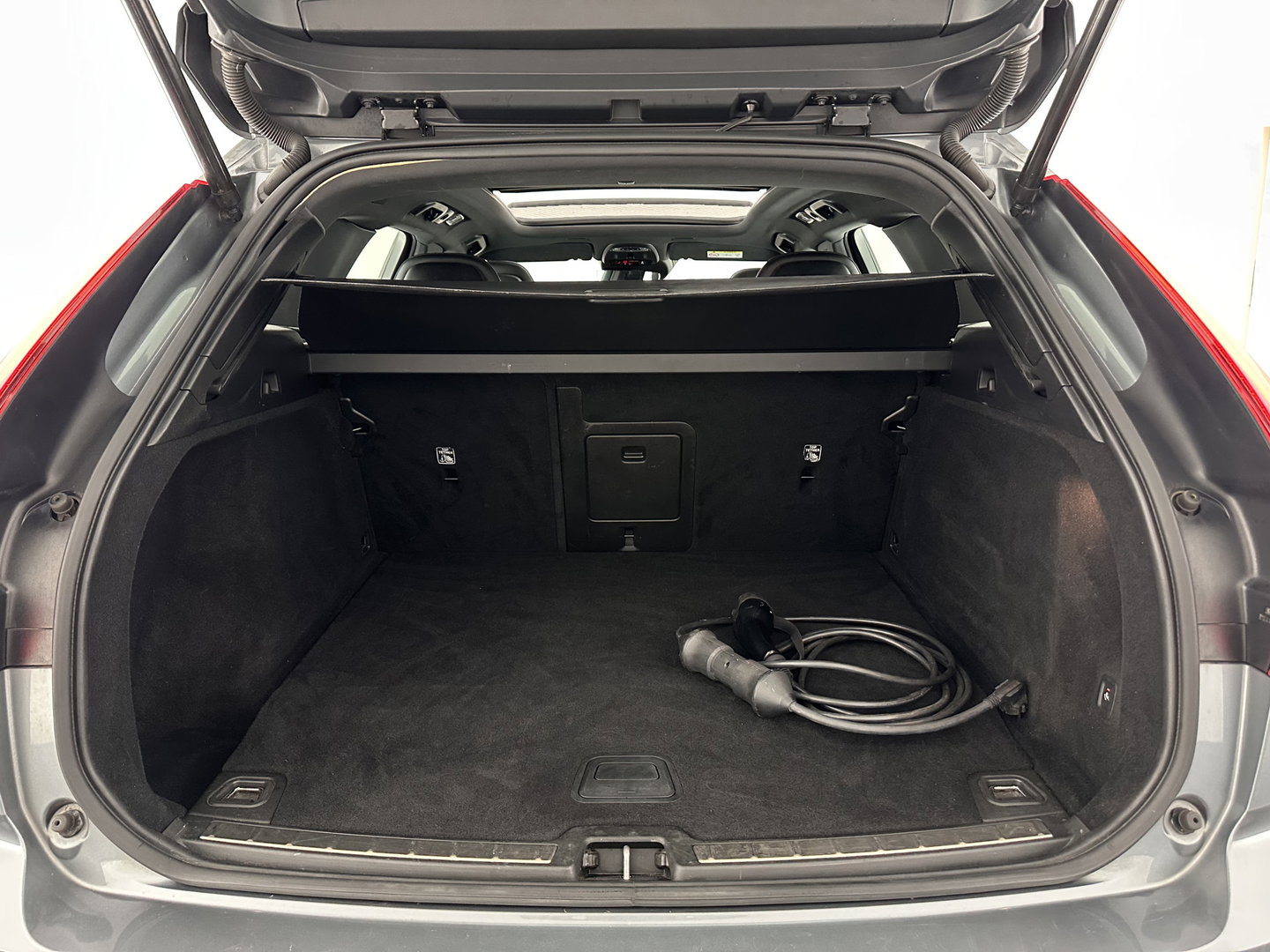 Volvo XC60 2.0 T8 Twin Engine AWD R-Design (INCL.BTW) *PANO | LEATHER-MICROFIBRE | FULL-LED | KEYLESS | AIR-SUSPENSION | HEATED-SPORTSEATS | DIGI-COCKPIT | CAMERA | NAVI-FULLMAP | ECC | PDC | CRUISE | 21''ALU | TOWBAR*