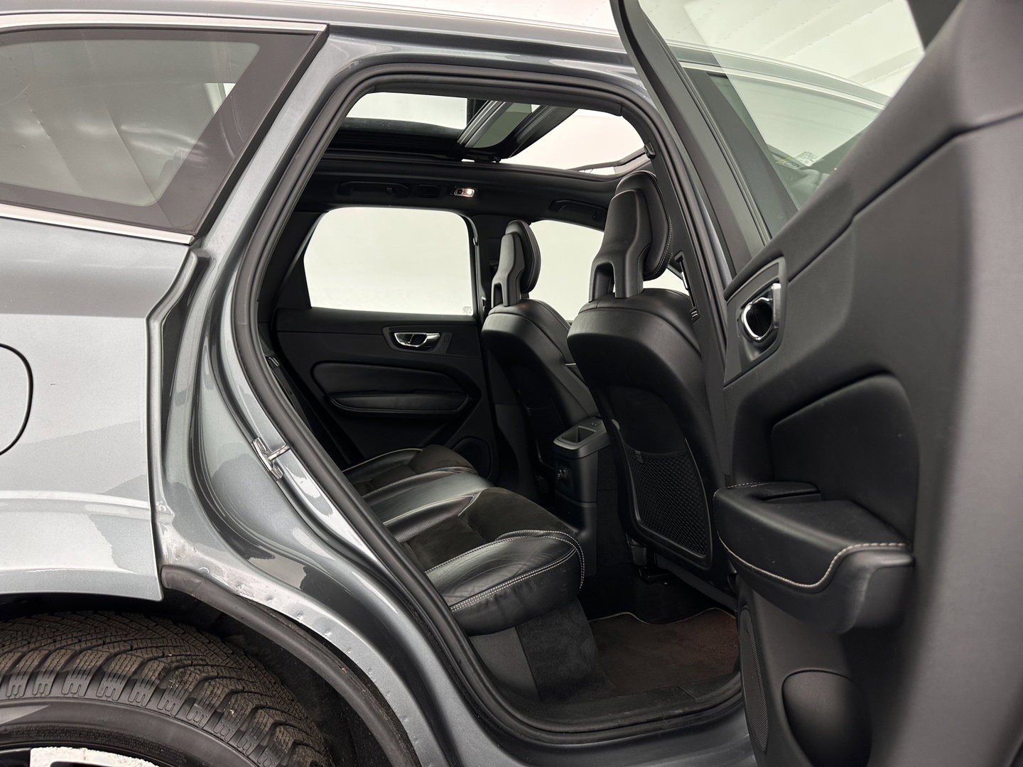 Volvo XC60 2.0 T8 Twin Engine AWD R-Design (INCL.BTW) *PANO | LEATHER-MICROFIBRE | FULL-LED | KEYLESS | AIR-SUSPENSION | HEATED-SPORTSEATS | DIGI-COCKPIT | CAMERA | NAVI-FULLMAP | ECC | PDC | CRUISE | 21''ALU | TOWBAR*