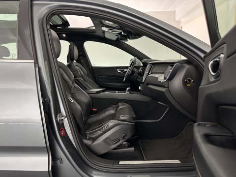 Volvo XC60 2.0 T8 Twin Engine AWD R-Design (INCL.BTW) *PANO | LEATHER-MICROFIBRE | FULL-LED | KEYLESS | AIR-SUSPENSION | HEATED-SPORTSEATS | DIGI-COCKPIT | CAMERA | NAVI-FULLMAP | ECC | PDC | CRUISE | 21''ALU | TOWBAR*