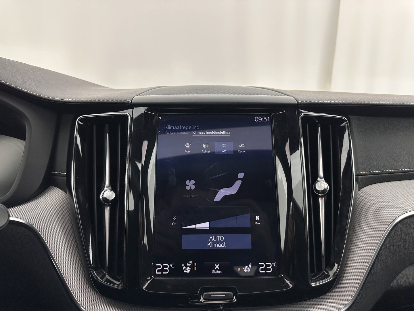 Volvo XC60 2.0 T8 Twin Engine AWD R-Design (INCL.BTW) *PANO | LEATHER-MICROFIBRE | FULL-LED | KEYLESS | AIR-SUSPENSION | HEATED-SPORTSEATS | DIGI-COCKPIT | CAMERA | NAVI-FULLMAP | ECC | PDC | CRUISE | 21''ALU | TOWBAR*