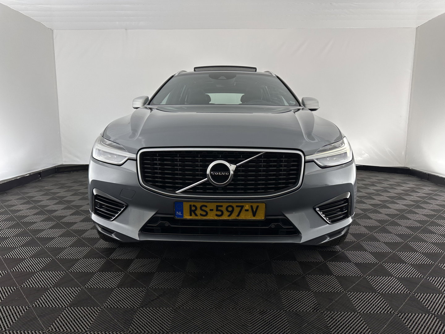 Volvo XC60 2.0 T8 Twin Engine AWD R-Design (INCL.BTW) *PANO | LEATHER-MICROFIBRE | FULL-LED | KEYLESS | AIR-SUSPENSION | HEATED-SPORTSEATS | DIGI-COCKPIT | CAMERA | NAVI-FULLMAP | ECC | PDC | CRUISE | 21''ALU | TOWBAR*