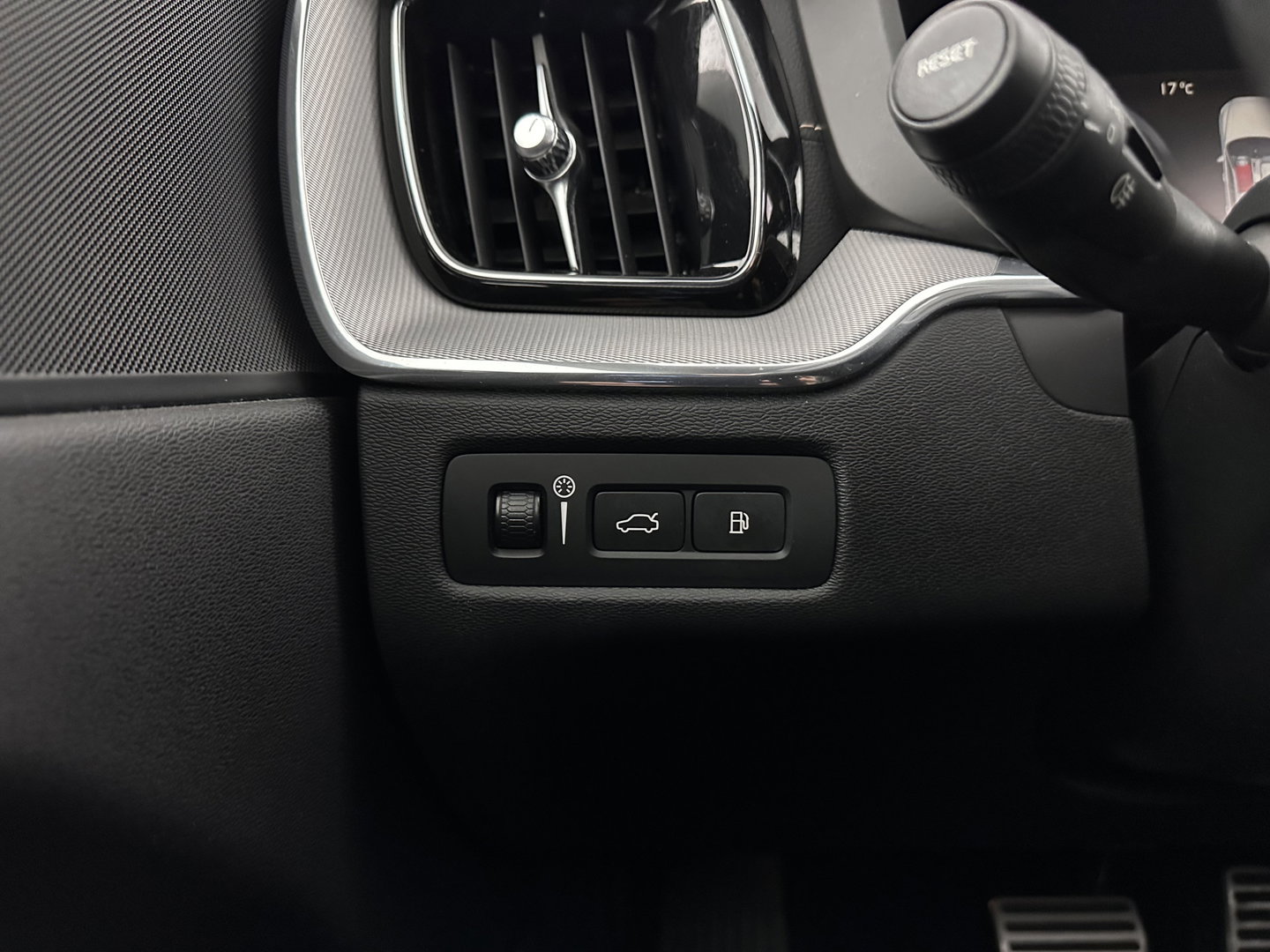 Volvo XC60 2.0 T8 Twin Engine AWD R-Design (INCL.BTW) *PANO | LEATHER-MICROFIBRE | FULL-LED | KEYLESS | AIR-SUSPENSION | HEATED-SPORTSEATS | DIGI-COCKPIT | CAMERA | NAVI-FULLMAP | ECC | PDC | CRUISE | 21''ALU | TOWBAR*