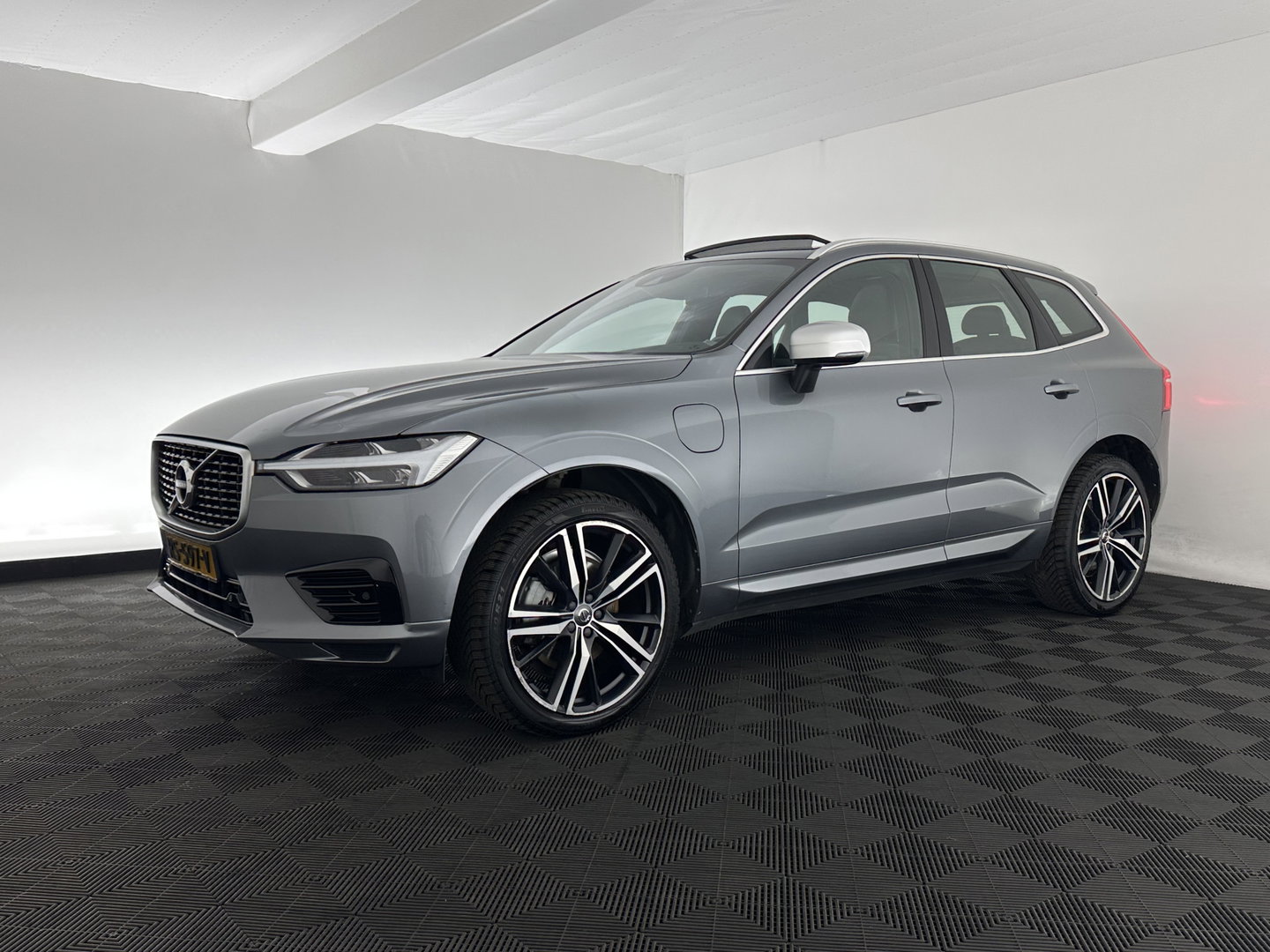 Volvo XC60 2.0 T8 Twin Engine AWD R-Design (INCL.BTW) *PANO | LEATHER-MICROFIBRE | FULL-LED | KEYLESS | AIR-SUSPENSION | HEATED-SPORTSEATS | DIGI-COCKPIT | CAMERA | NAVI-FULLMAP | ECC | PDC | CRUISE | 21''ALU | TOWBAR*