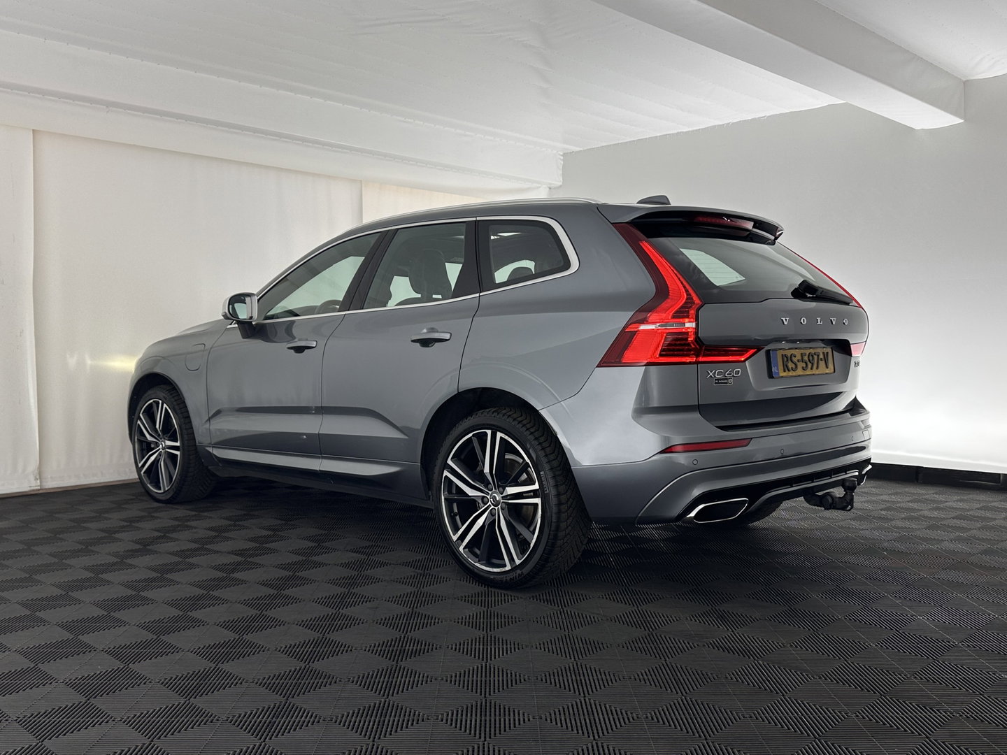 Volvo XC60 2.0 T8 Twin Engine AWD R-Design (INCL.BTW) *PANO | LEATHER-MICROFIBRE | FULL-LED | KEYLESS | AIR-SUSPENSION | HEATED-SPORTSEATS | DIGI-COCKPIT | CAMERA | NAVI-FULLMAP | ECC | PDC | CRUISE | 21''ALU | TOWBAR*