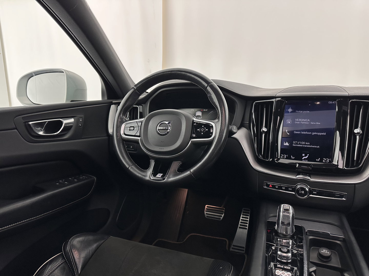 Volvo XC60 2.0 T8 Twin Engine AWD R-Design (INCL.BTW) *PANO | LEATHER-MICROFIBRE | FULL-LED | KEYLESS | AIR-SUSPENSION | HEATED-SPORTSEATS | DIGI-COCKPIT | CAMERA | NAVI-FULLMAP | ECC | PDC | CRUISE | 21''ALU | TOWBAR*