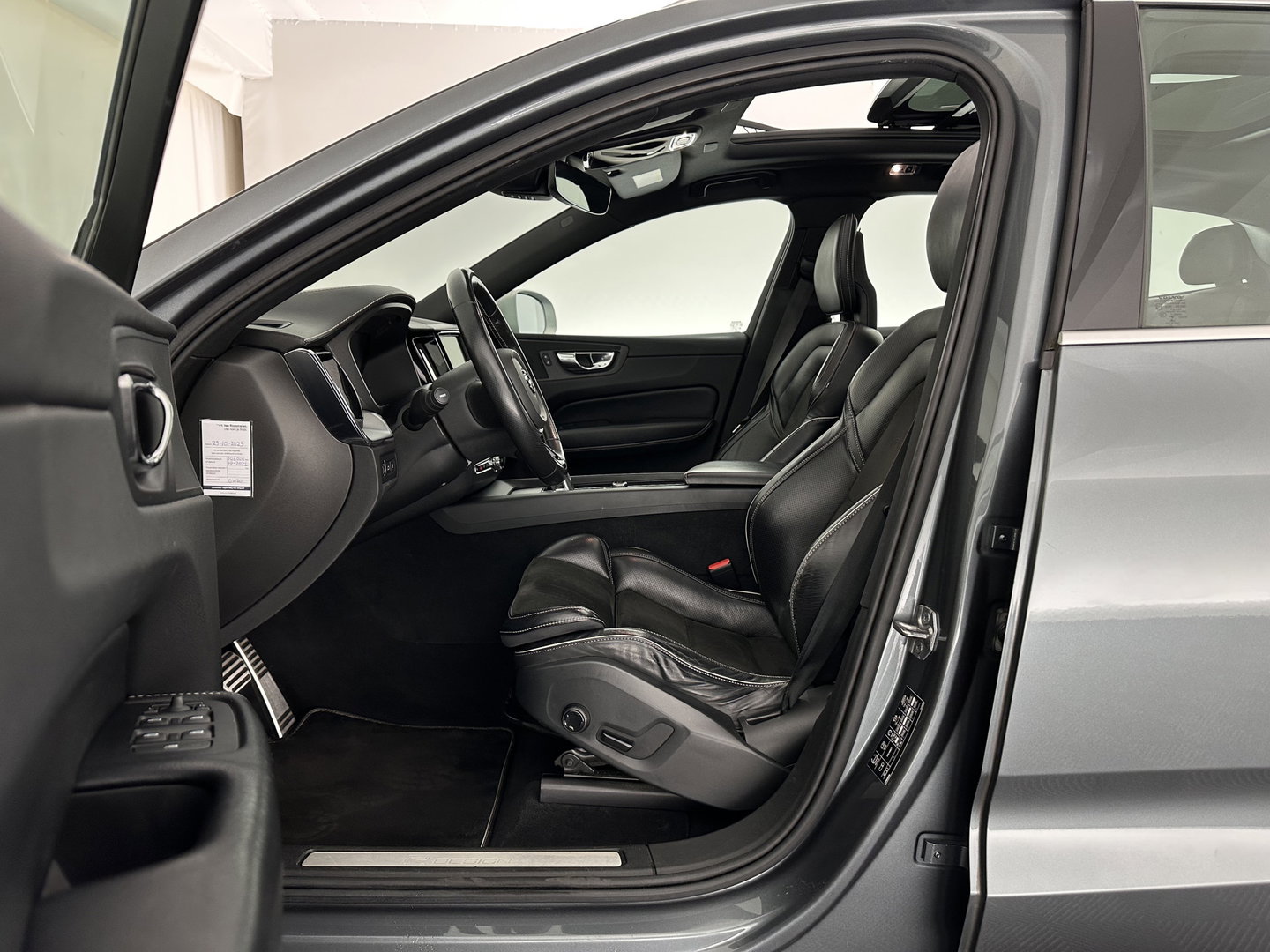 Volvo XC60 2.0 T8 Twin Engine AWD R-Design (INCL.BTW) *PANO | LEATHER-MICROFIBRE | FULL-LED | KEYLESS | AIR-SUSPENSION | HEATED-SPORTSEATS | DIGI-COCKPIT | CAMERA | NAVI-FULLMAP | ECC | PDC | CRUISE | 21''ALU | TOWBAR*