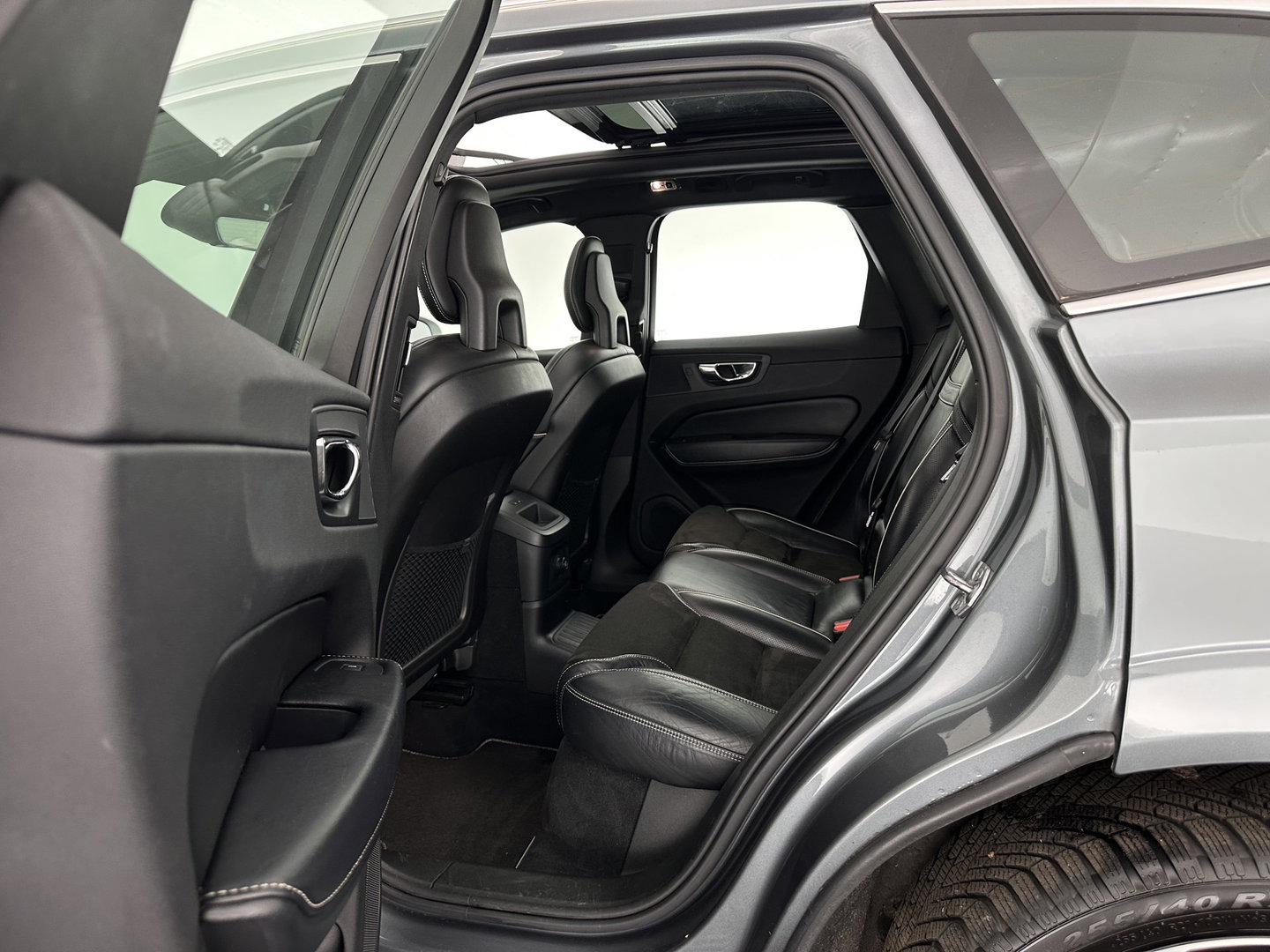 Volvo XC60 2.0 T8 Twin Engine AWD R-Design (INCL.BTW) *PANO | LEATHER-MICROFIBRE | FULL-LED | KEYLESS | AIR-SUSPENSION | HEATED-SPORTSEATS | DIGI-COCKPIT | CAMERA | NAVI-FULLMAP | ECC | PDC | CRUISE | 21''ALU | TOWBAR*