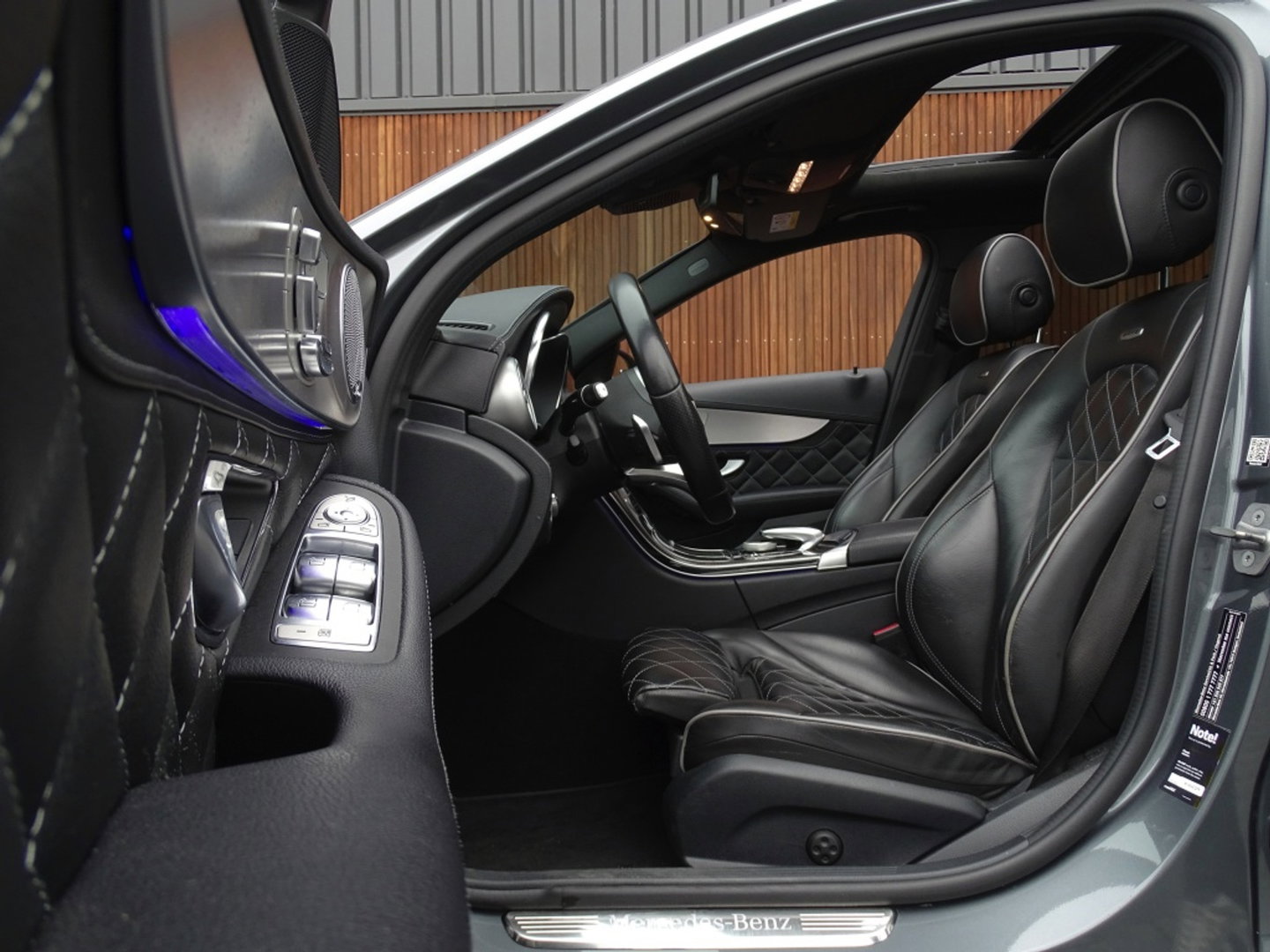 Mercedes-Benz C-Klasse 300e 320PK AMG / C63 Edit. / Burmester / Carbon / 360° / *NAP*