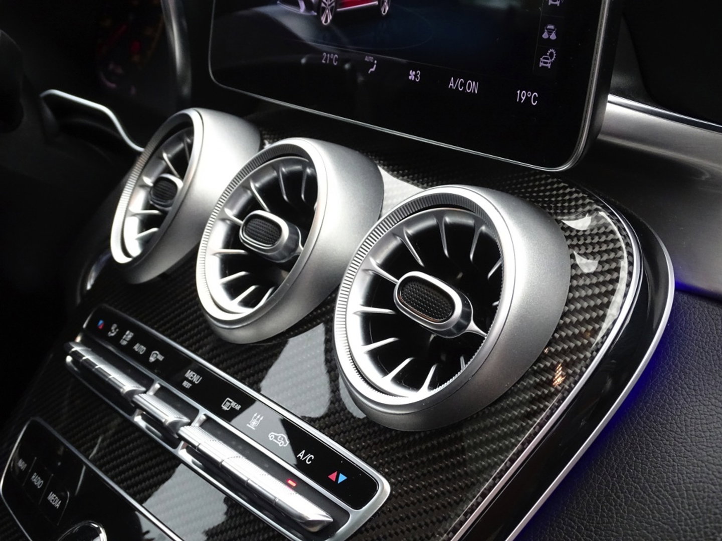Mercedes-Benz C-Klasse 300e 320PK AMG / C63 Edit. / Burmester / Carbon / 360° / *NAP*