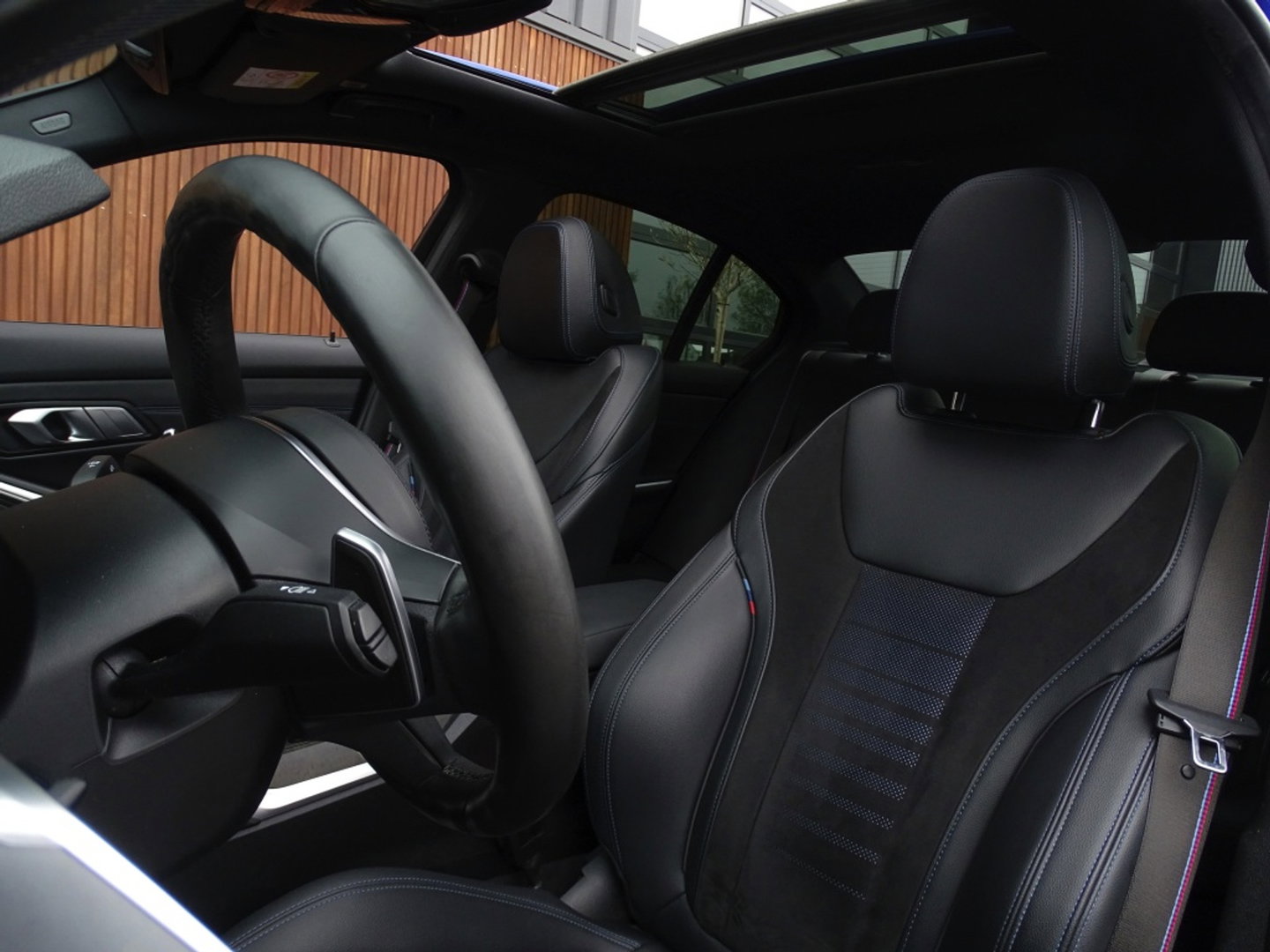 BMW 3-serie 330e 292PK High Executive / M-Sport Individual / 360°