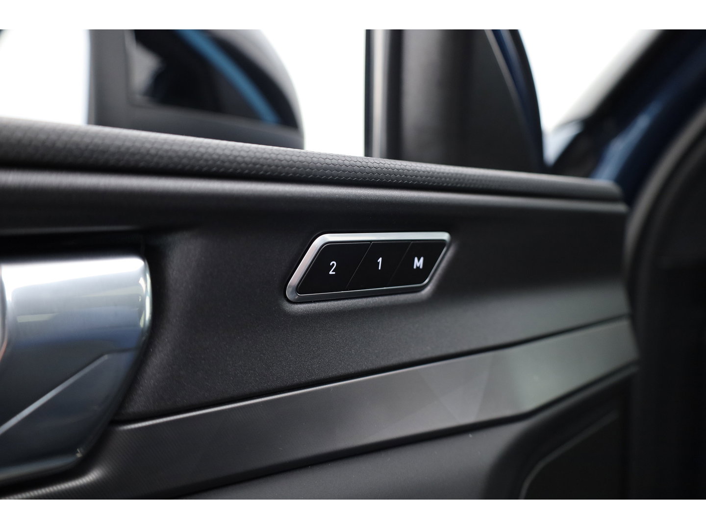 Lynk & Co 01 1.5 PHEV 261PK MY23 | Donkere hemel | S/K-panodak | 360*+ PDC | Adapt. Cruise | Memory | Stoelverw. | Elek. klep | LM 20" | Led | Nav+App.Connect