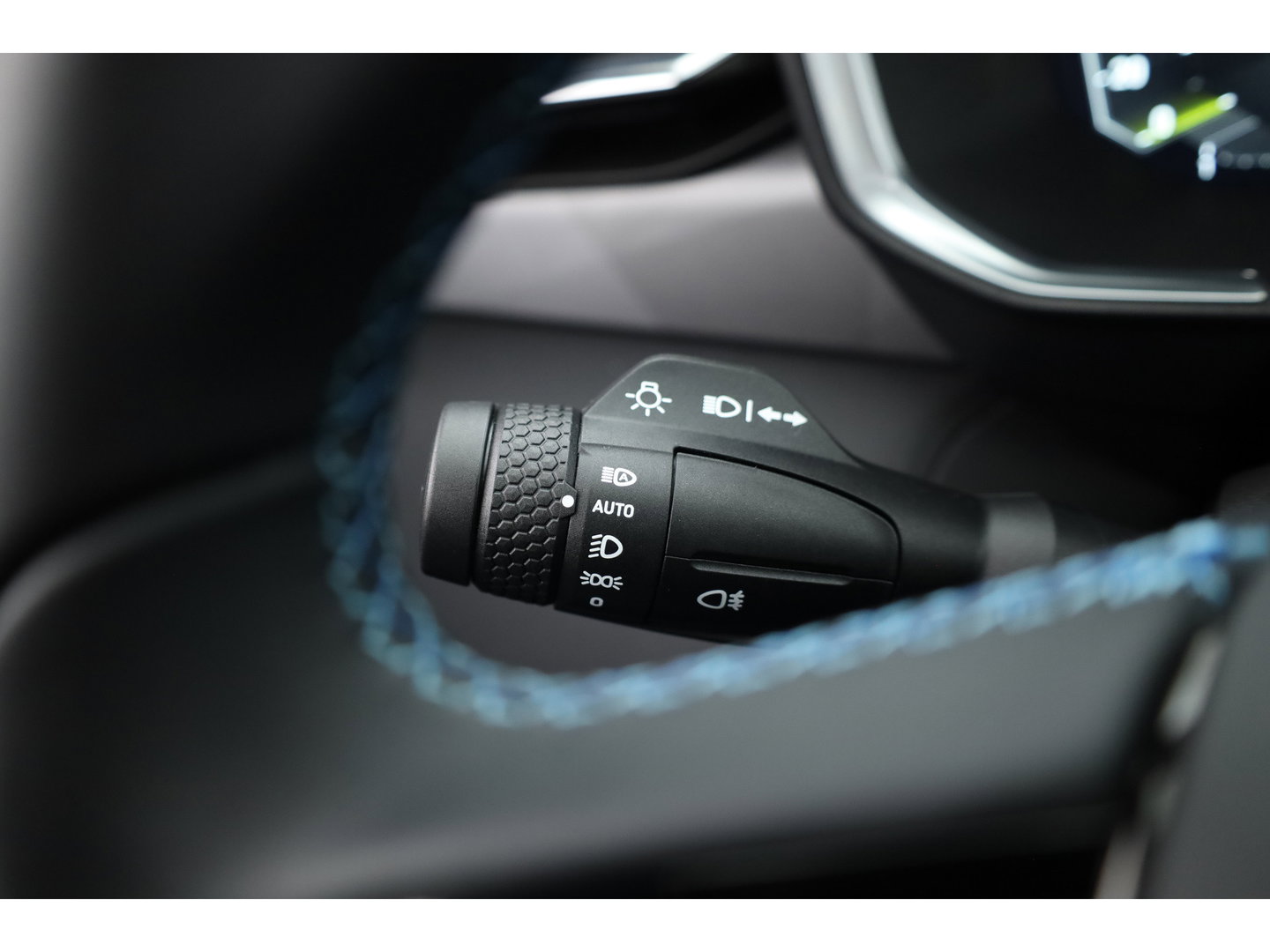 Lynk & Co 01 1.5 PHEV 261PK MY23 | Donkere hemel | S/K-panodak | 360*+ PDC | Adapt. Cruise | Memory | Stoelverw. | Elek. klep | LM 20" | Led | Nav+App.Connect