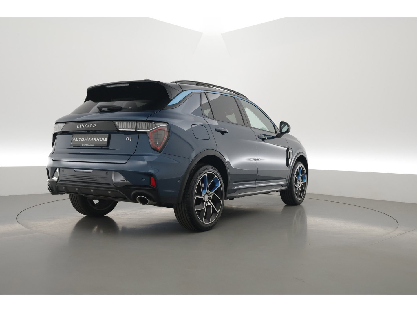 Lynk & Co 01 1.5 PHEV 261PK MY23 | Donkere hemel | S/K-panodak | 360*+ PDC | Adapt. Cruise | Memory | Stoelverw. | Elek. klep | LM 20" | Led | Nav+App.Connect
