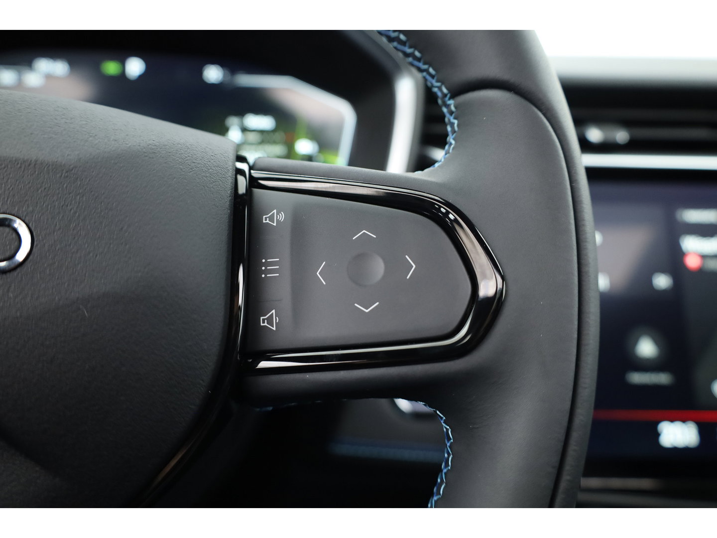Lynk & Co 01 1.5 PHEV 261PK MY23 | Donkere hemel | S/K-panodak | 360*+ PDC | Adapt. Cruise | Memory | Stoelverw. | Elek. klep | LM 20" | Led | Nav+App.Connect