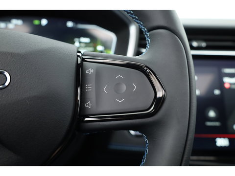 Lynk & Co 01 1.5 PHEV 261PK MY23 | Donkere hemel | S/K-panodak | 360*+ PDC | Adapt. Cruise | Memory | Stoelverw. | Elek. klep | LM 20" | Led | Nav+App.Connect