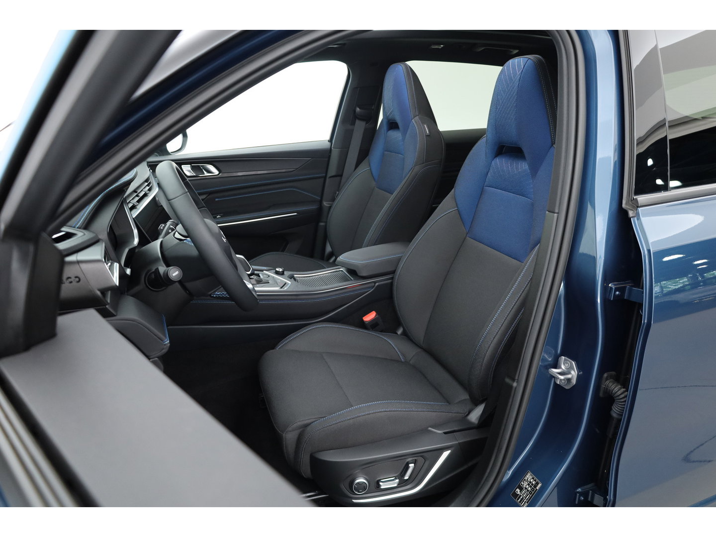 Lynk & Co 01 1.5 PHEV 261PK MY23 | Donkere hemel | S/K-panodak | 360*+ PDC | Adapt. Cruise | Memory | Stoelverw. | Elek. klep | LM 20" | Led | Nav+App.Connect