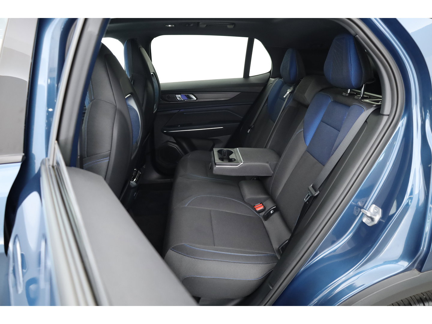 Lynk & Co 01 1.5 PHEV 261PK MY23 | Donkere hemel | S/K-panodak | 360*+ PDC | Adapt. Cruise | Memory | Stoelverw. | Elek. klep | LM 20" | Led | Nav+App.Connect