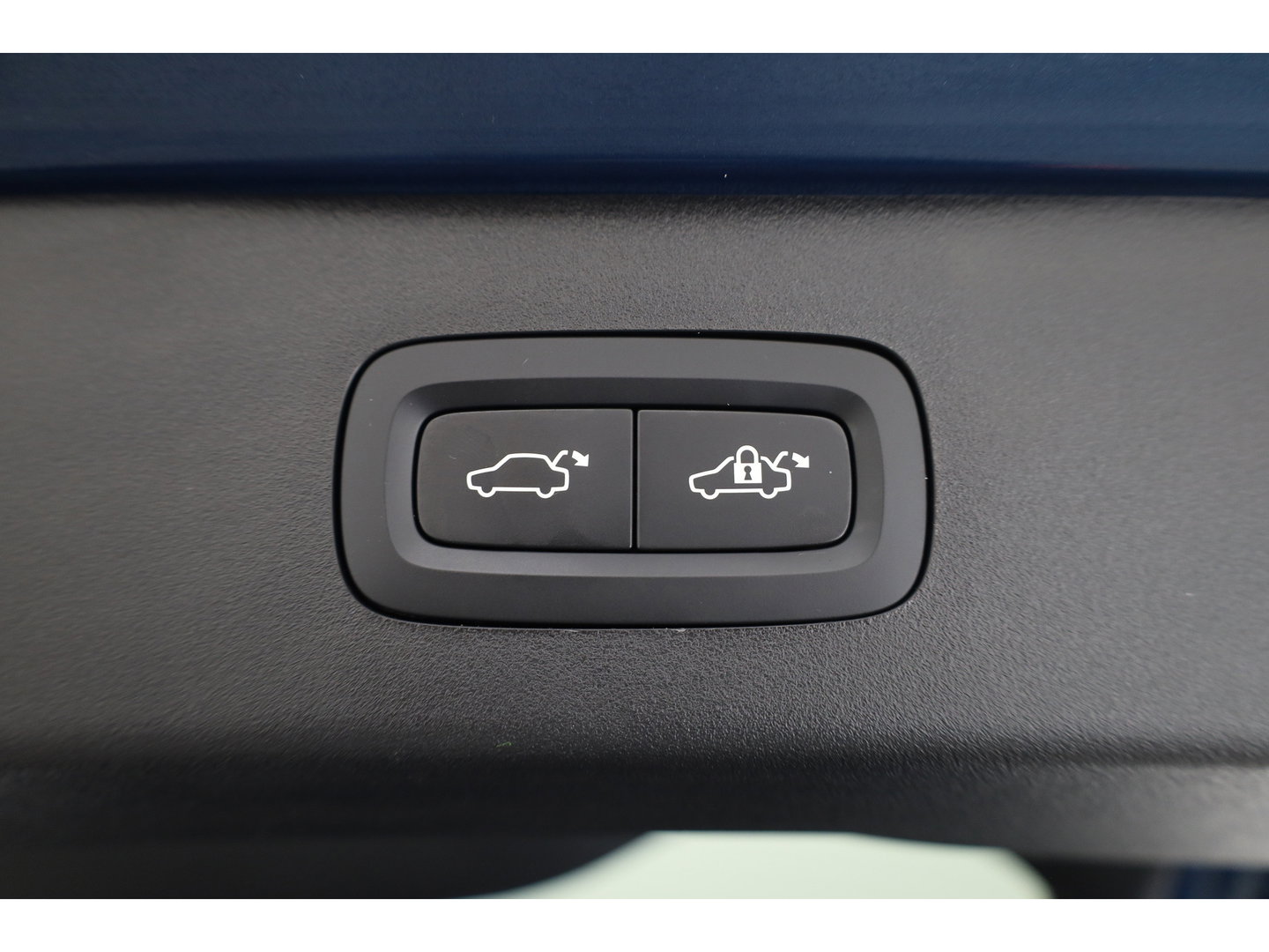 Lynk & Co 01 1.5 PHEV 261PK MY23 | Donkere hemel | S/K-panodak | 360*+ PDC | Adapt. Cruise | Memory | Stoelverw. | Elek. klep | LM 20" | Led | Nav+App.Connect