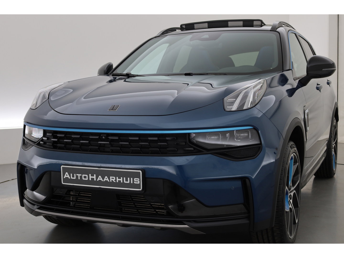 Lynk & Co 01 1.5 PHEV 261PK MY23 | Donkere hemel | S/K-panodak | 360*+ PDC | Adapt. Cruise | Memory | Stoelverw. | Elek. klep | LM 20" | Led | Nav+App.Connect