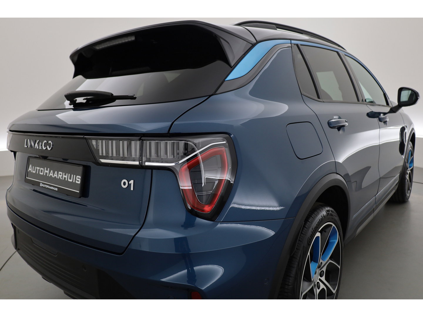 Lynk & Co 01 1.5 PHEV 261PK MY23 | Donkere hemel | S/K-panodak | 360*+ PDC | Adapt. Cruise | Memory | Stoelverw. | Elek. klep | LM 20" | Led | Nav+App.Connect