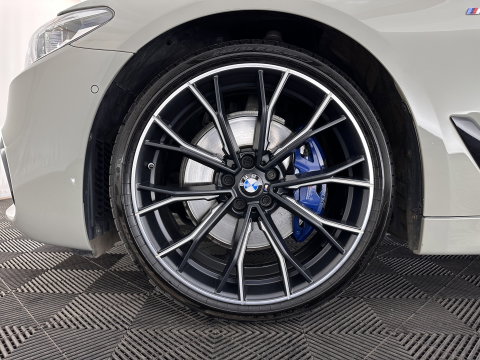 BMW 5 Serie Touring 530i M-Sportpack High Executive (INCL-BTW) Aut. *PANO | HEAD-UP | LEATHER | TOPVIEW | HARMAN/KARDON | FULL-LED | ADAPTIVE-CRUISE | BLINDSPOT | HEATED-COMFORTSEATS | KEYLESS | DAB | DIGI-COCKPIT | PRIVACY-GLASS | SHIFTPADDLE