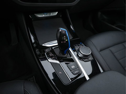 BMW iX3 Executive 80 kWh [ 3-Fase ] {SOH-98%} (INCL-BTW) Aut. *PANO | HEAD-UP | LEATHER | ADAPTIVE-CRUISE | FULL-LED | BLIND-SPOT | MEMORY-PACK | DIGI-COCKPIT | HEATED-COMFORTSEATS | KEYLESS | TOP-VIEW | DAB+ | TOWBAR | 19''ALU*