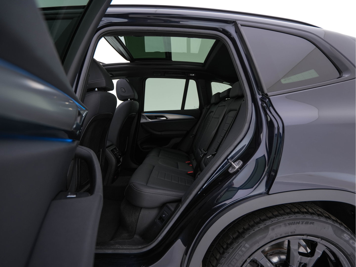 BMW iX3 Executive 80 kWh [ 3-Fase ] {SOH-98%} (INCL-BTW) Aut. *PANO | HEAD-UP | LEATHER | ADAPTIVE-CRUISE | FULL-LED | BLIND-SPOT | MEMORY-PACK | DIGI-COCKPIT | HEATED-COMFORTSEATS | KEYLESS | TOP-VIEW | DAB+ | TOWBAR | 19''ALU*