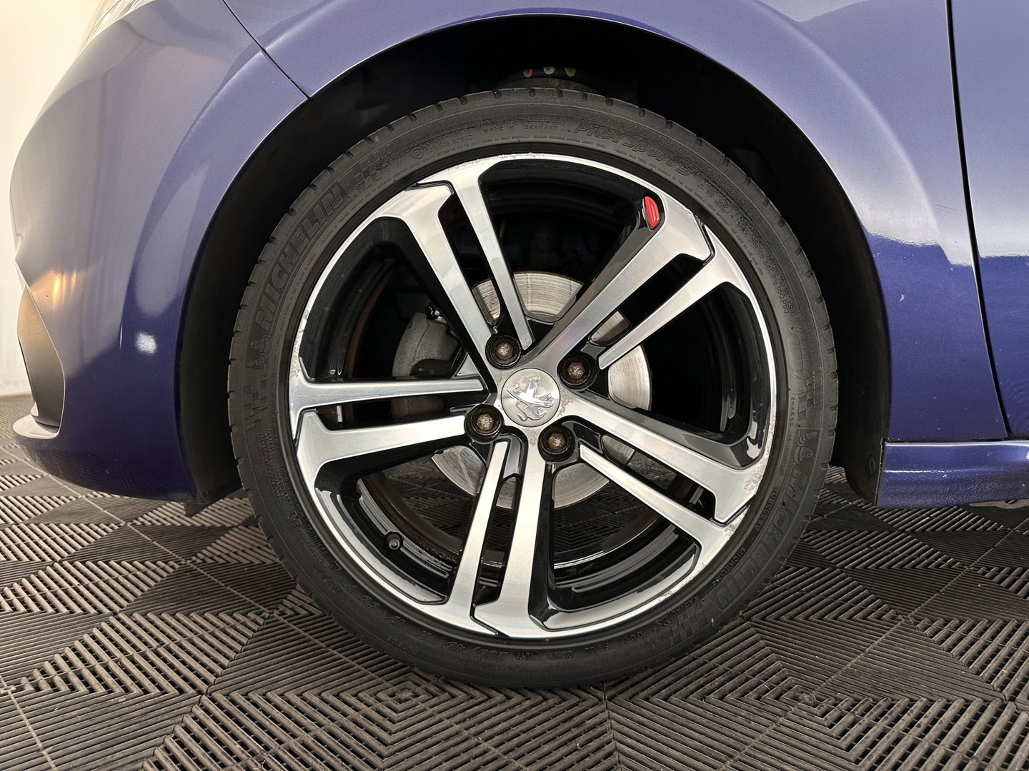 Peugeot 208 1.6 BlueHDi GT-line *LEATHER-FABRIC | SPORTSEATS | CARPLAY | PRIVACYGLASS | ECC | CARPLAY |  PDC | CRUISE | 17''ALU*