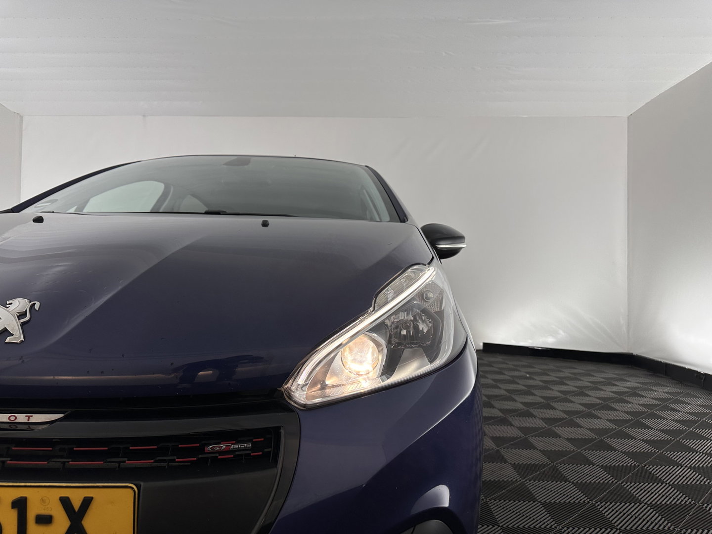 Peugeot 208 1.6 BlueHDi GT-line *LEATHER-FABRIC | SPORTSEATS | CARPLAY | PRIVACYGLASS | ECC | CARPLAY |  PDC | CRUISE | 17''ALU*
