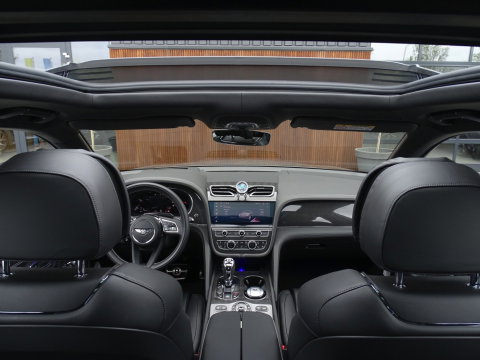 Bentley Bentayga 4.0 V8 550PK TwinTurbo / NAIM / diamanten / carbon / 22'' black