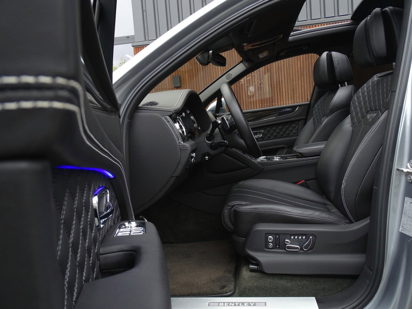 Bentley Bentayga 4.0 V8 550PK TwinTurbo / NAIM / diamanten / carbon / 22'' black