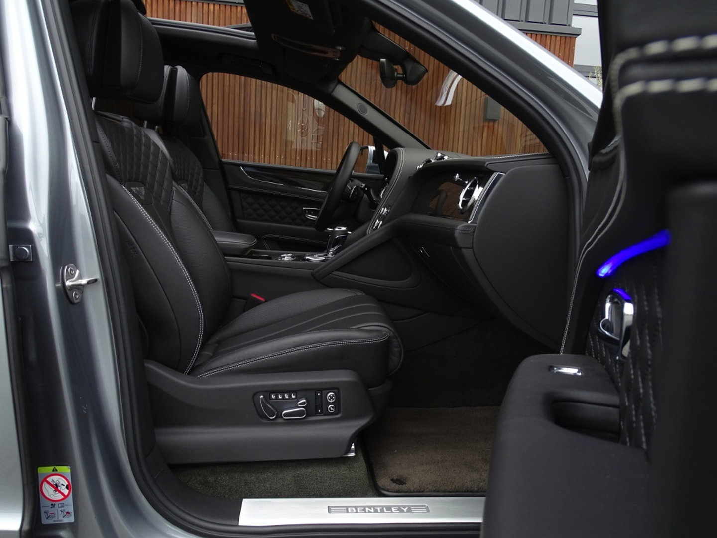 Bentley Bentayga 4.0 V8 550PK TwinTurbo / NAIM / diamanten / carbon / 22'' black
