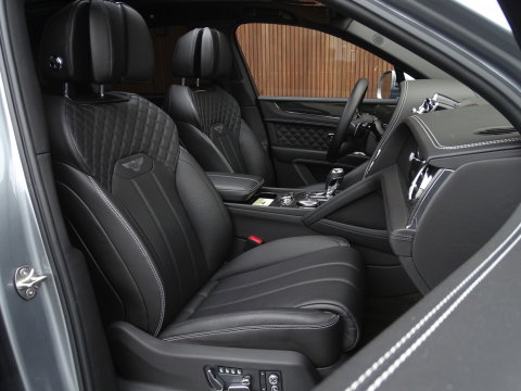 Bentley Bentayga 4.0 V8 550PK TwinTurbo / NAIM / diamanten / carbon / 22'' black