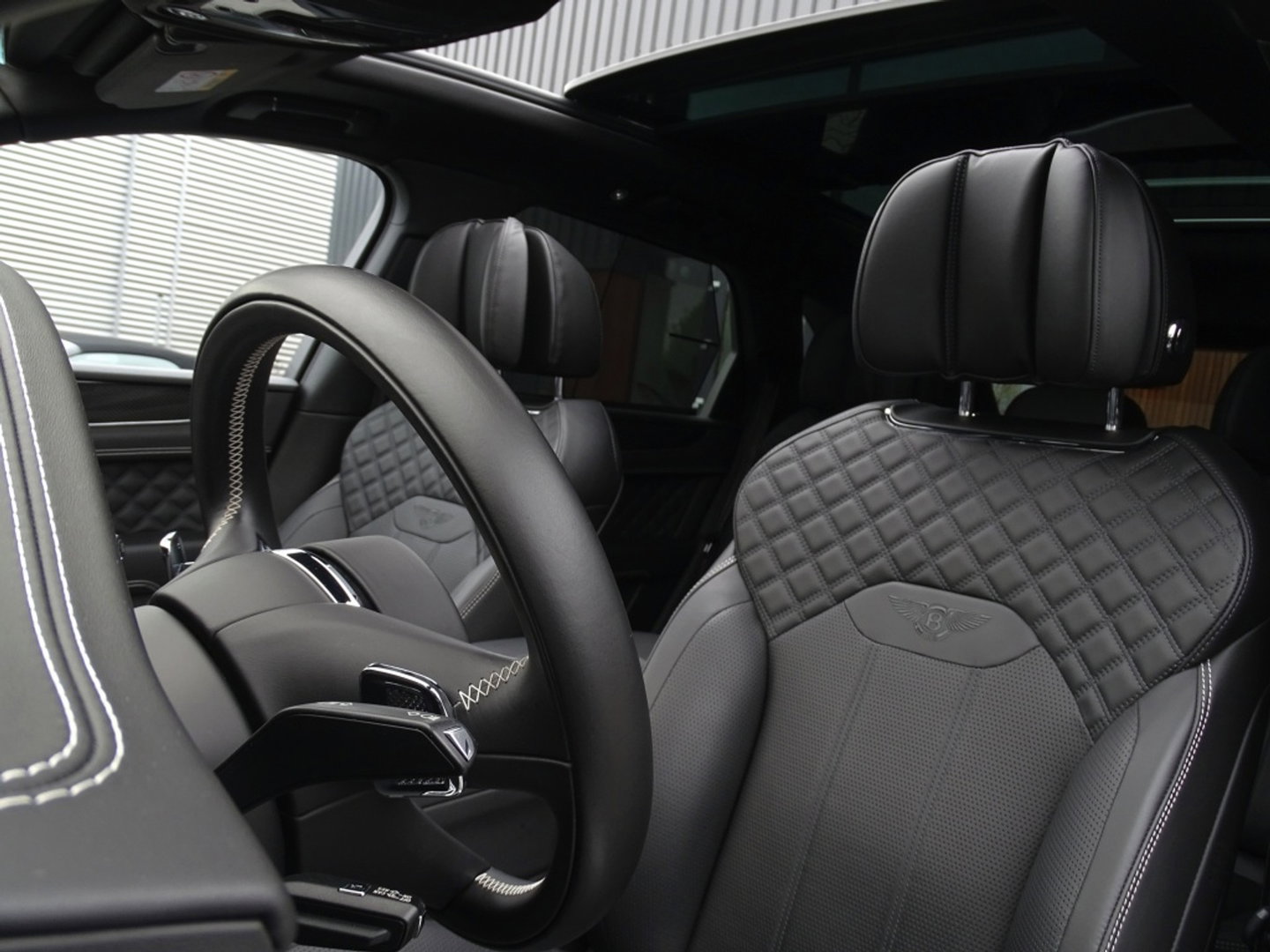 Bentley Bentayga 4.0 V8 550PK TwinTurbo / NAIM / diamanten / carbon / 22'' black